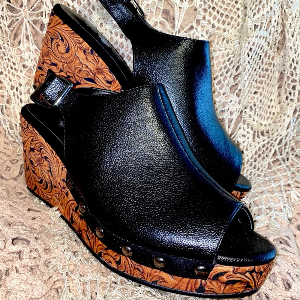 Crazy Horse Vegan wedge Size 7-7.5. 3”heel fabric southwest tooled leather look.